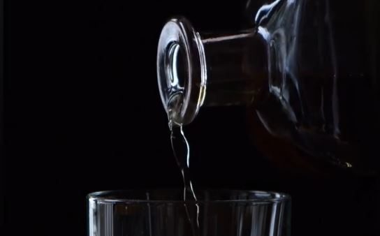 মদের বোতলে পানি ভরে খাওয়া কি নিরাপদ?