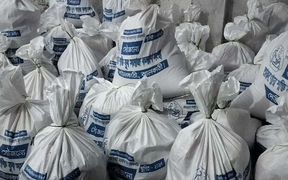 তারুণ্যের শক্তির ইফতার সামগ্রী বিতরণ