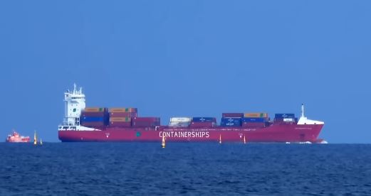 সাময়িকভাবে হরমুজ প্রণালি বন্ধের ঘোষণা